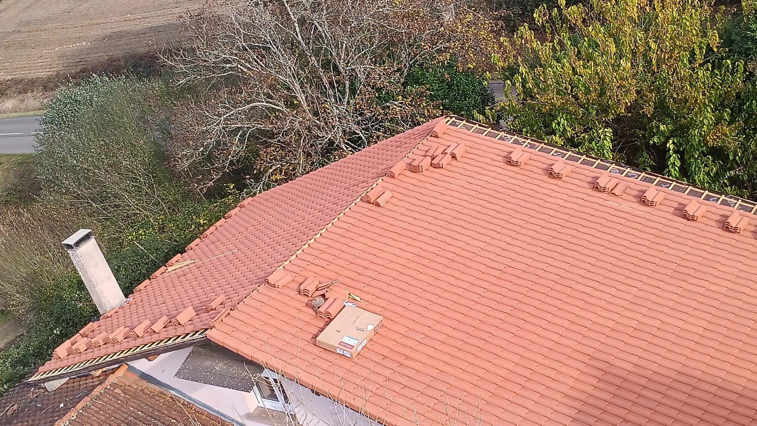 Vue drone d'une toiture en tuiles terminée avec cheminée et zinguerie — chantier CZB 33