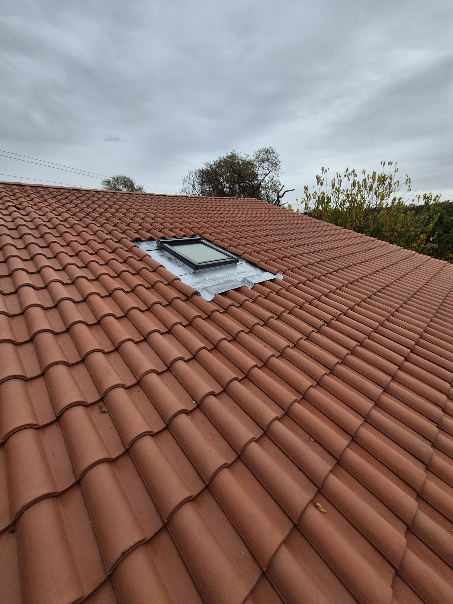 Toiture neuve en tuiles avec Velux et zinguerie — rénovation de toiture en Gironde