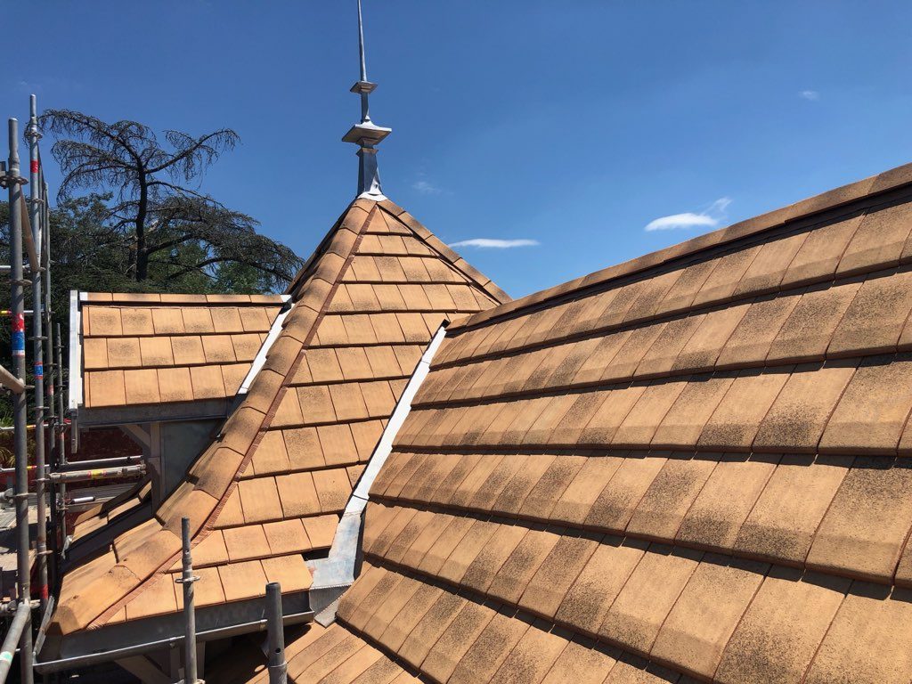 Réfection de toiture en tuiles avec épi de faîtage et zinguerie zinc — couvreur Gironde