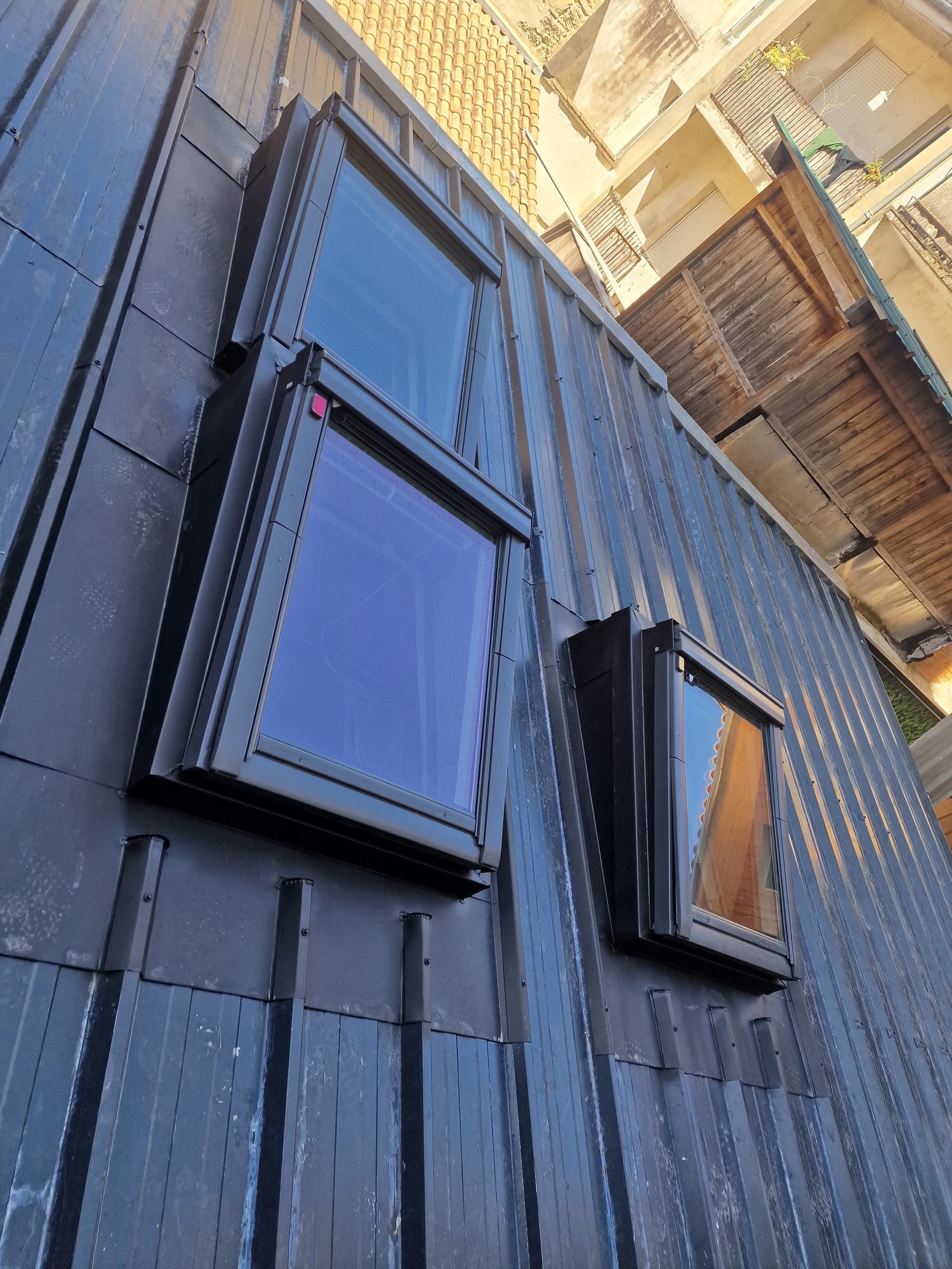 Création de fenêtres de toit Velux modernes sur toiture — chantier couvreur Bordeaux