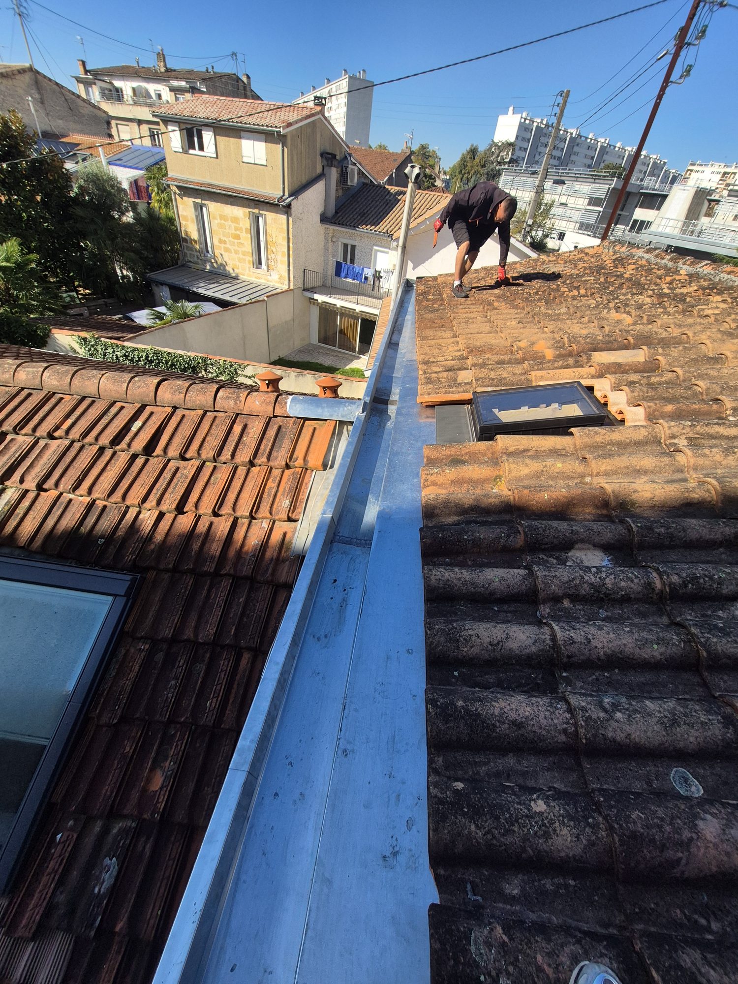 Zinguerie et couverture zinc avec vue sur le fleuve — chantier couvreur zingueur Bordeaux